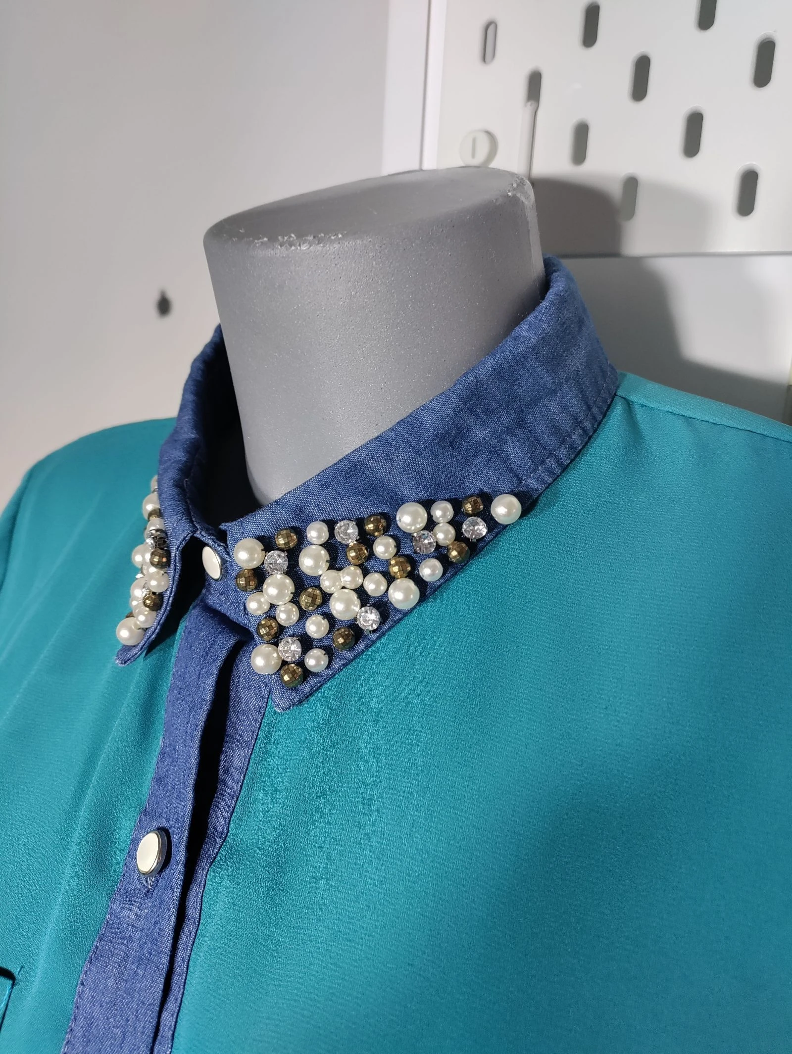 Blusa verde com gola joya 💎 pérolas e denim | tamanho M – photo 4